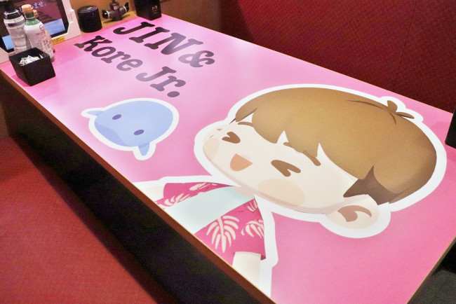 『BTS Island：インザソム』×「スシロー」コラボ店舗が最高！　どこでも“神席”になるテーブルがすごい＜取材レポ＞
