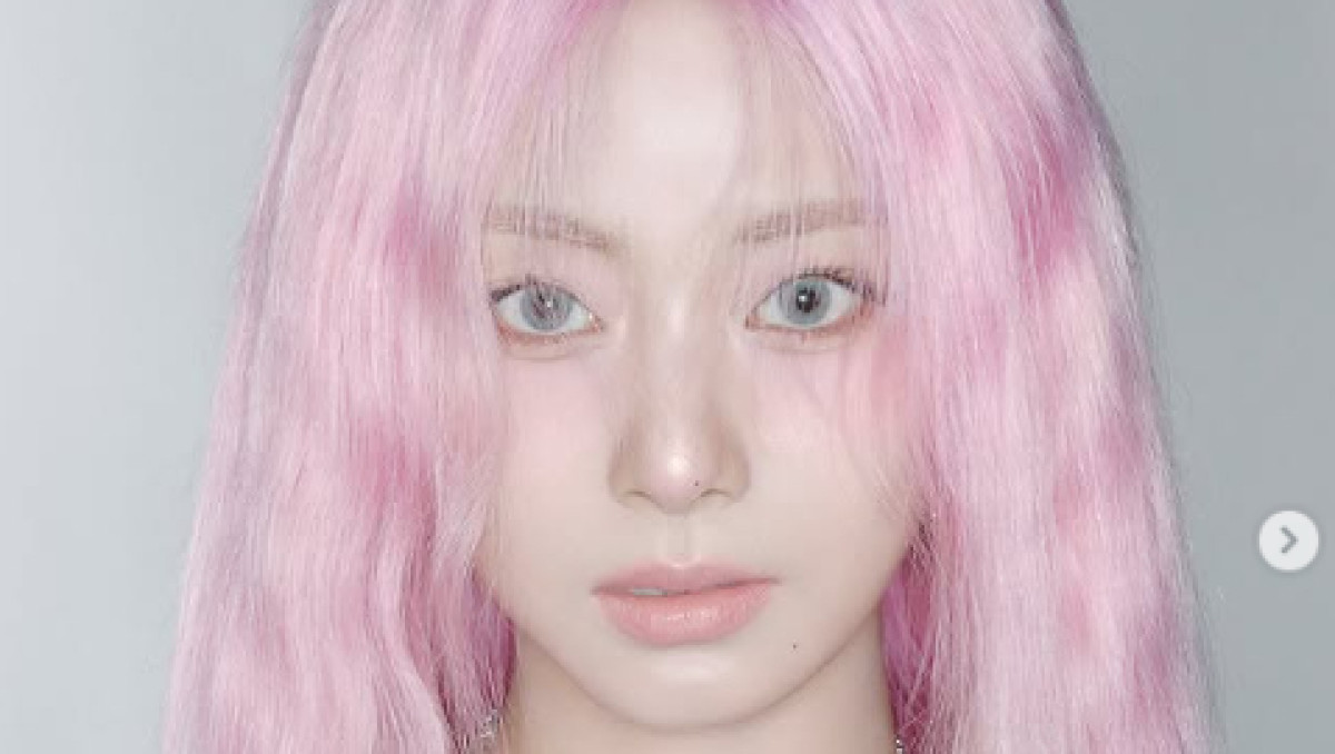 TWICE ツウィが“ピンク髪”にイメチェン！ 「破壊力えぐい」「無双し