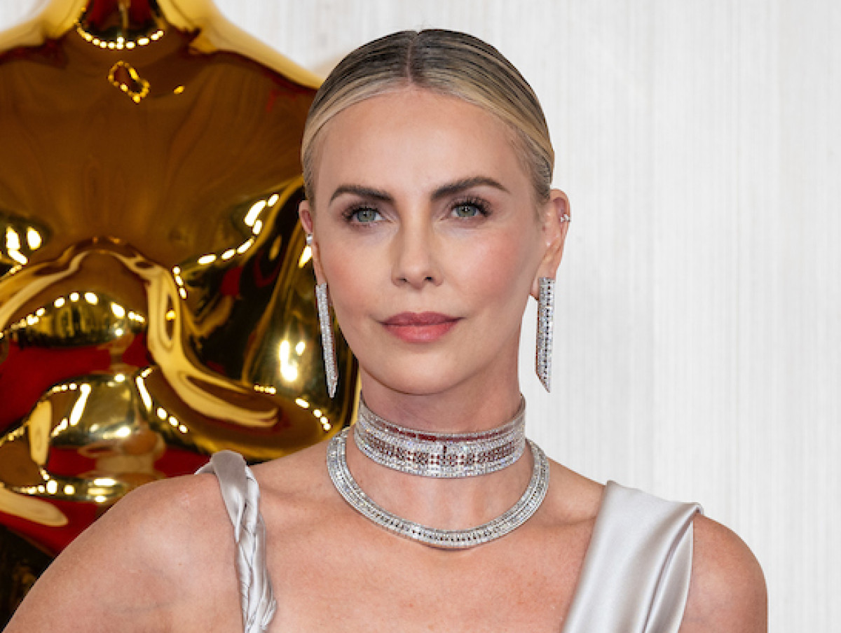 シャーリーズセロン、“酷い映画”『イーロン・フラックス』で首に大けがを負った