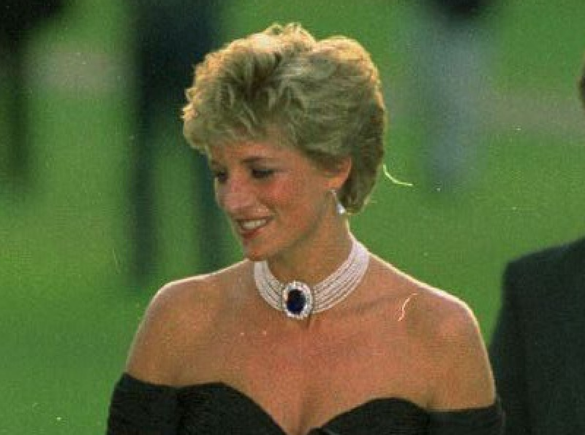 ダイアナ元妃の弟チャールズ・スペンサー、姉の誕生日に姉弟でラクダに乗る秘蔵写真を公開