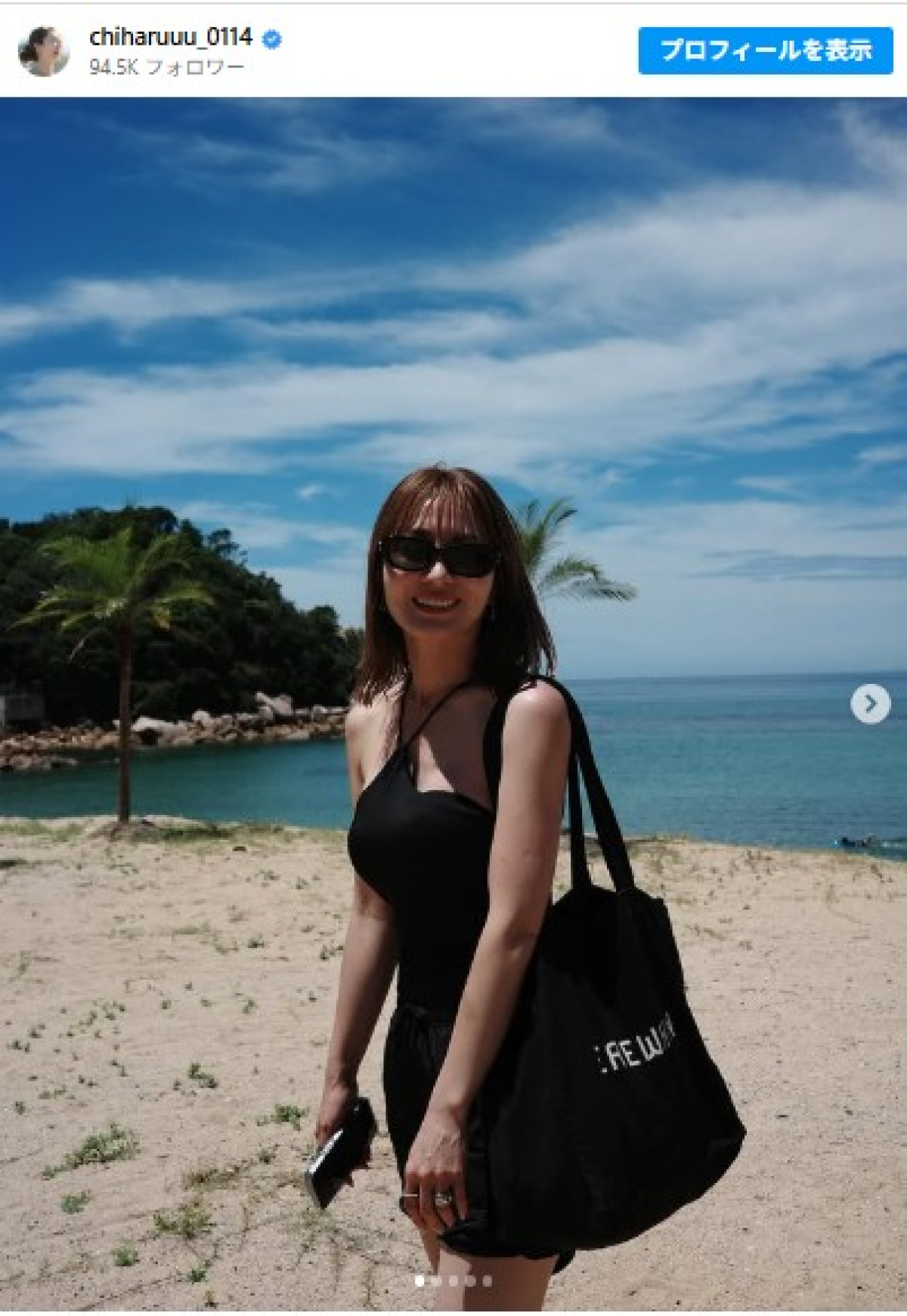 常夏が似合う“いいオンナ”！　後ろ姿にびっくり！　※「新山千春」インスタグラム