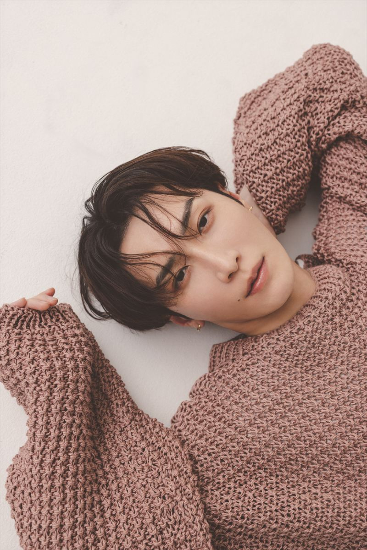 Snow Man渡辺翔太、透明感美肌×ふんわりニットで「ESSE」表紙初登場！　グラビアたっぷりインタビューも