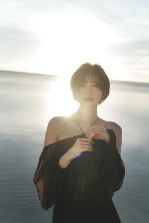 岡崎紗絵、“20代最後の写真集”発売決定！　部屋着や水着、大人っぽいドレス姿など披露