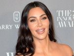 キム・カーダシアン、ベゾスの豪華挙式で纏った巨大ダイヤのネックレスをシェア