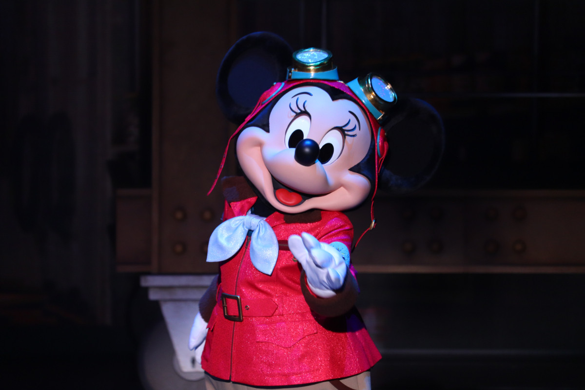 2re20250715_東京ディズニーシー「ハンガーステージ」の新エンターテイメントプログラム「ドリームス・テイク・フライト」の様子