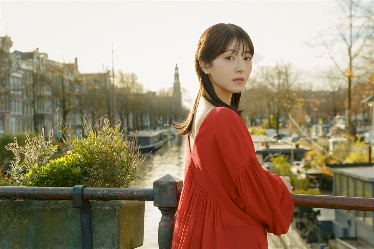 浜辺美波、初の“すっぴん撮影”で心がけたことは保湿「飛行機の中でもパック」