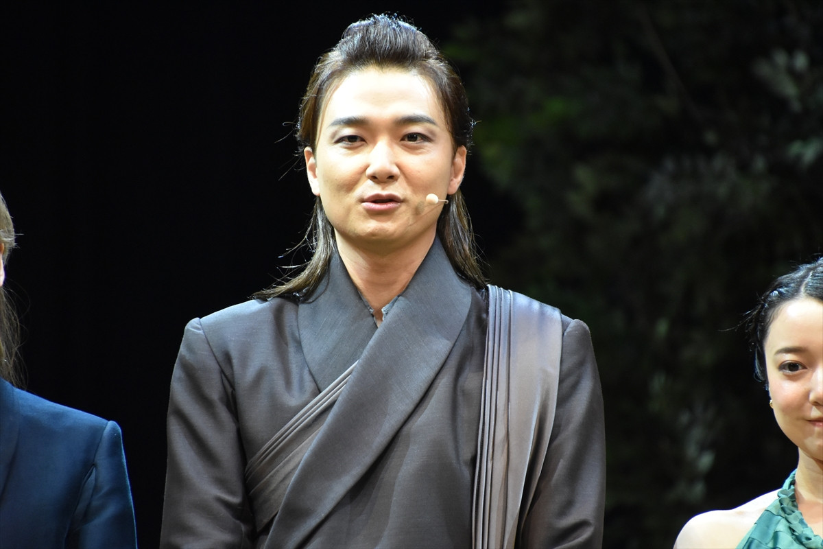堂本光一、激しい動きで衣装が…「コンサートが終わる頃にはビリビリに」