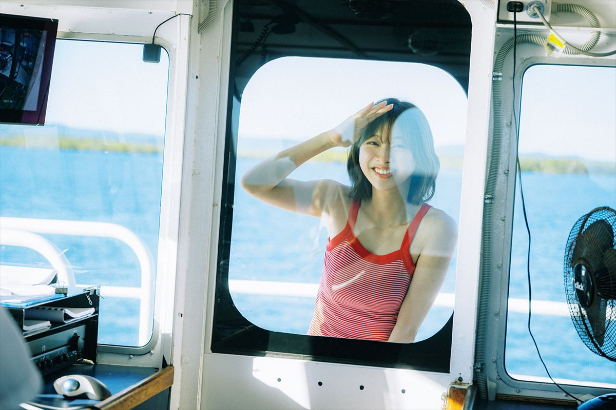 日向坂46・富田鈴花、ベッドでランジェリー姿　1st写真集より未公開だった最後のポストカード絵柄解禁