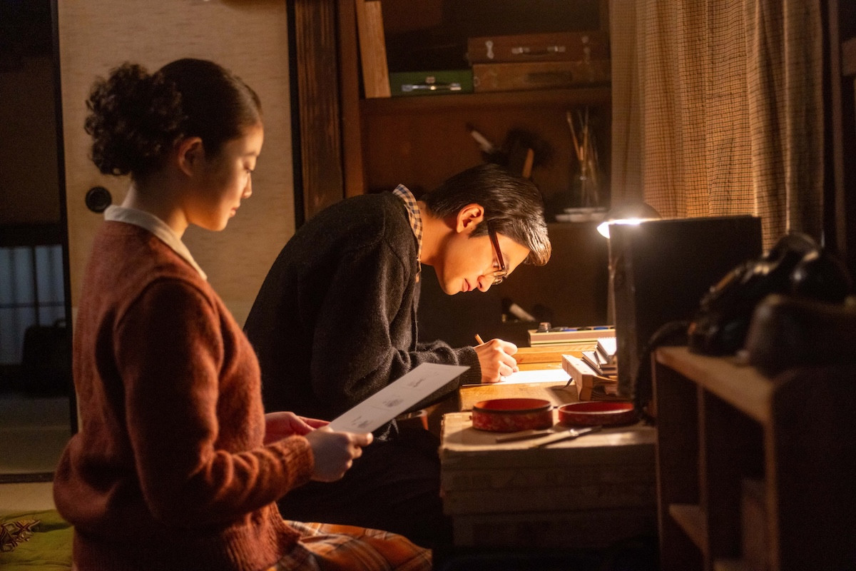 明日の『あんぱん』“嵩”北村匠海、“たくや”大森元貴から舞台美術を依頼される