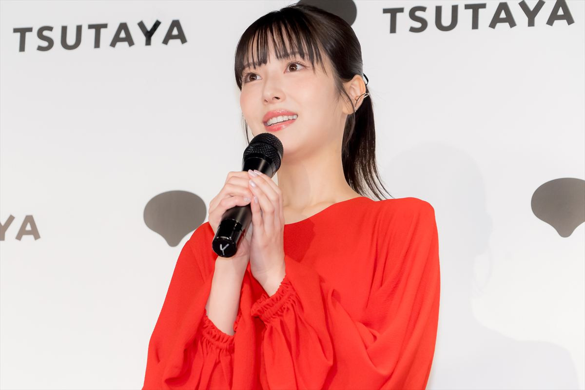 浜辺美波、初の“すっぴん撮影”で心がけたことは保湿「飛行機の中でもパック」