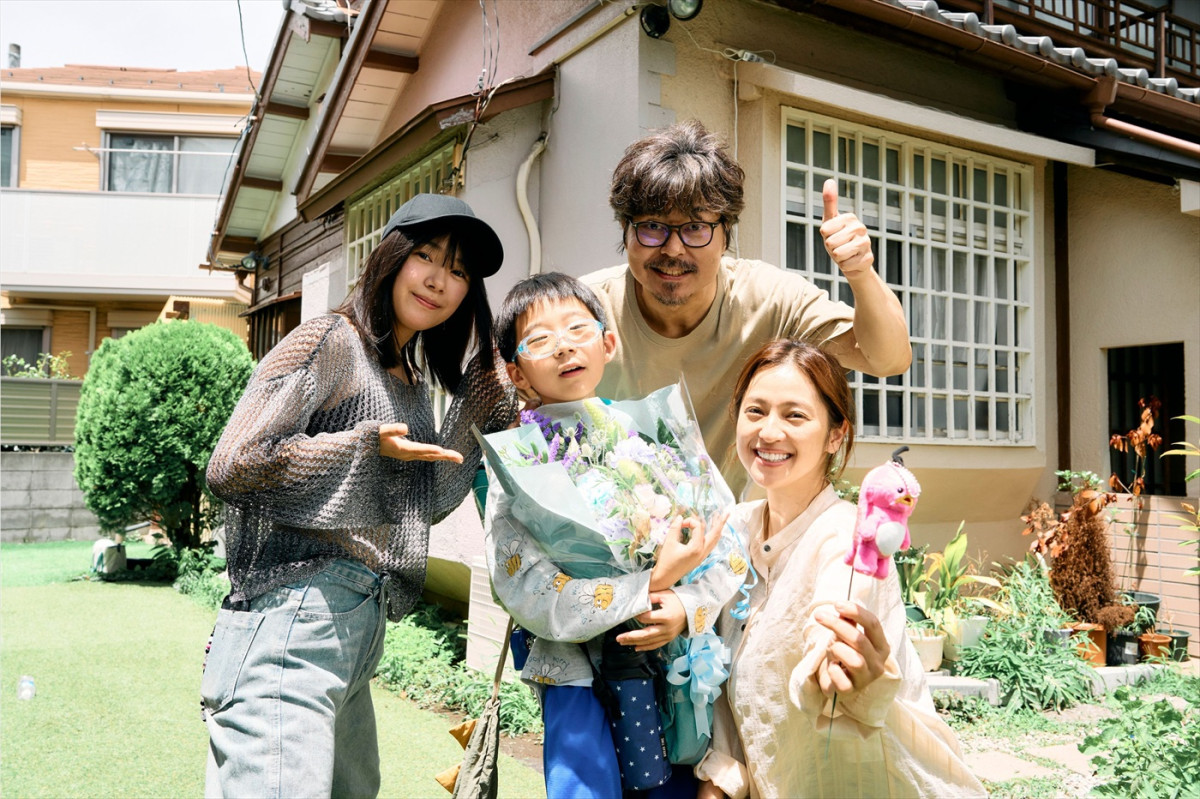 ドラマ『こんばんは、朝山家です。』のクランクアップを迎えた朝山家キャスト(左から)渡邉心結、嶋田鉄太、小澤征悦、中村アン