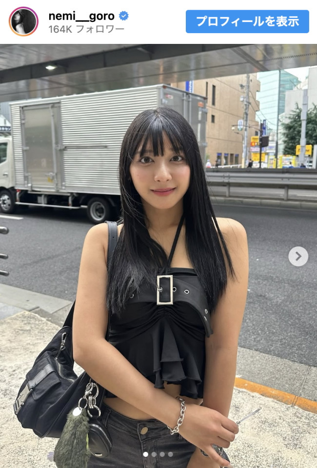 椚マイカ、へそチラ黒コーデを披露 ※「椚マイカ」インスタグラム