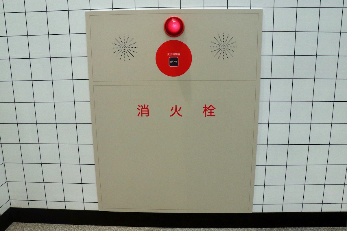 1日限定『８番出口』“歩く男”グリーティングに長蛇の列　無表情→笑顔で歓声上がって大盛り上がり