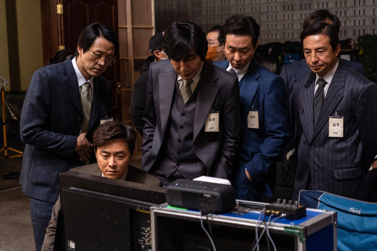 イ・ソンギュンさん最期の出演作『大統領暗殺裁判』、キャラクターポスター＆撮影裏メイキングカット解禁