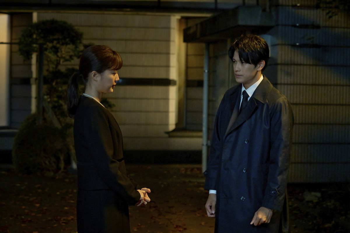 『ブラック・ショーマン』福山雅治＆有村架純による“叔父姪”バディの最新写真解禁
