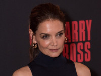 ケイティ・ホームズが監督する新作映画の現場に娘のスリが訪問