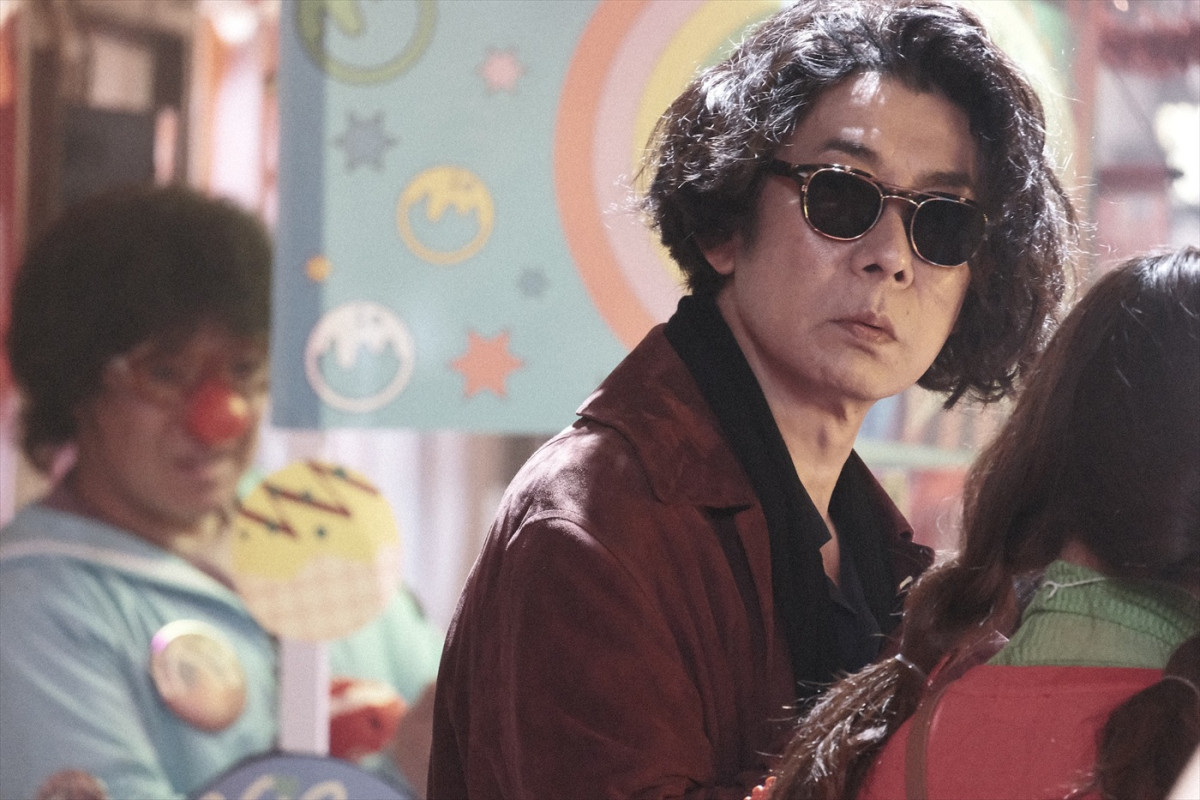 『THE オリバーな犬』“コニシさん”佐藤浩市が映画でも行方不明に？　新カット到着
