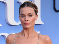 マーゴット・ロビー、シアードレスで出産後初のレッドカーペットに来場