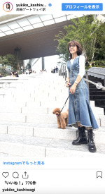 柏木由紀子、デニムワンピ×ブーツの大人コーデ披露　※「柏木由紀子」インスタグラム