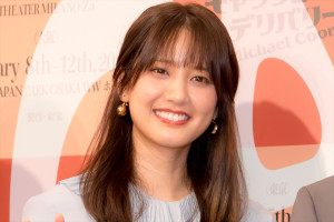 山崎紘菜、舞台『キャッシュ・オン・デリバリー』製作発表会見に登場