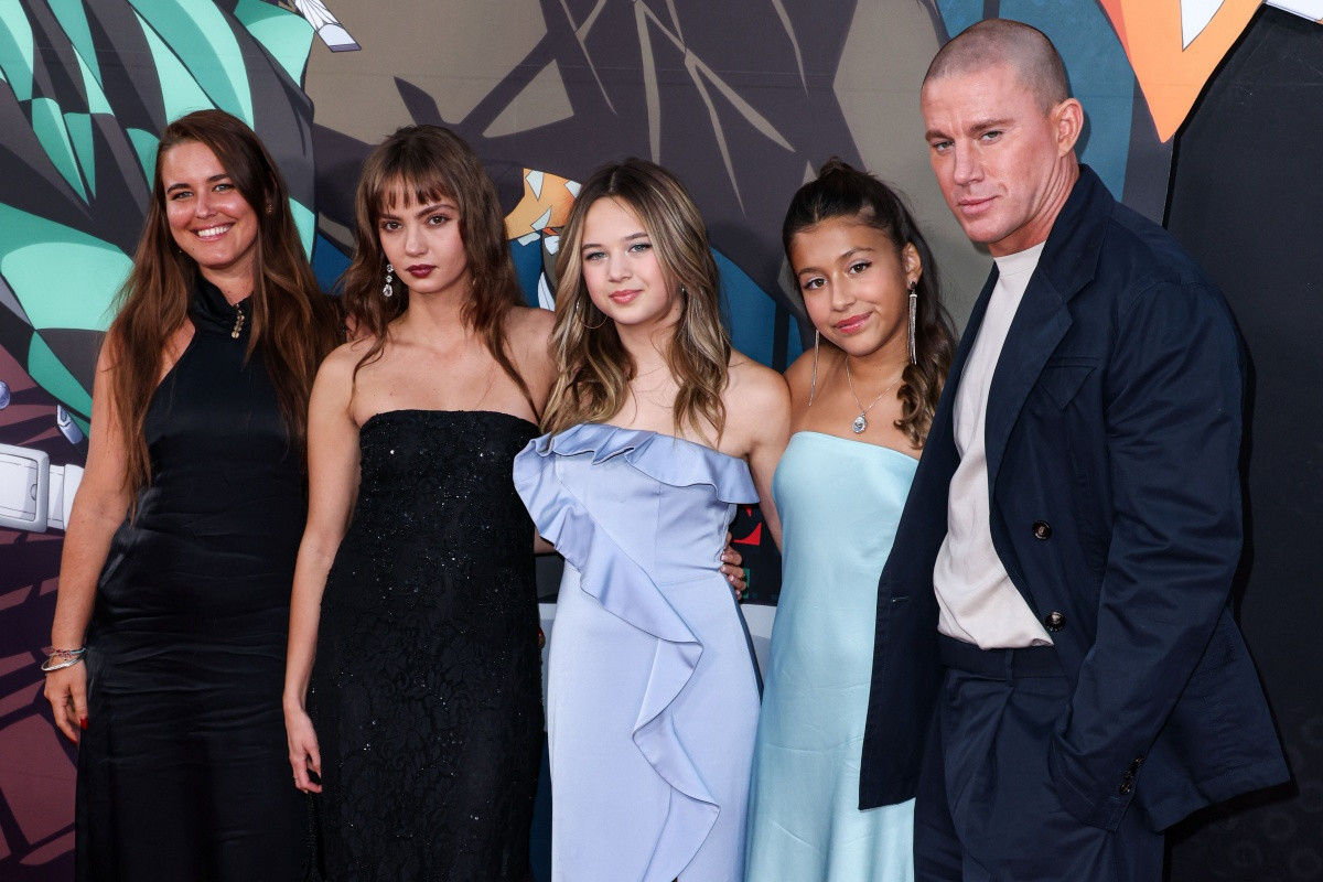 恋人のインカ・ウィリアムズ（左から二番目）、娘のエヴァリー・テイタム（左から三番目）、チャニング・テイタム（一番右）