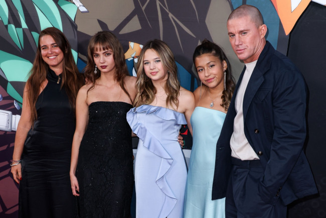恋人のインカ・ウィリアムズ（左から二番目）、娘のエヴァリー・テイタム（左から三番目）、チャニング・テイタム（一番右）
