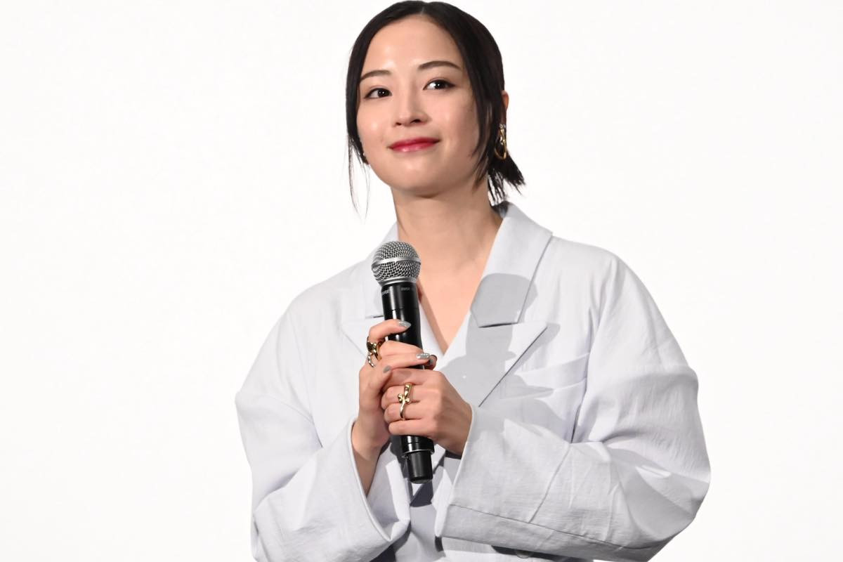 二階堂ふみ、結婚後初の公の場　報道陣からの「おめでとう」にはにかむ