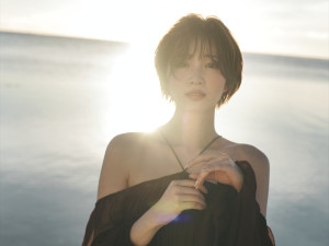 岡崎紗絵、“20代最後の写真集”発売決定！　部屋着や水着、大人っぽいドレス姿など披露