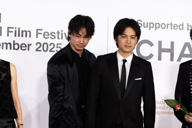 映画『愚か者の身分』第30回釜⼭国際映画祭 レッドカーペットセレモニーの様子
