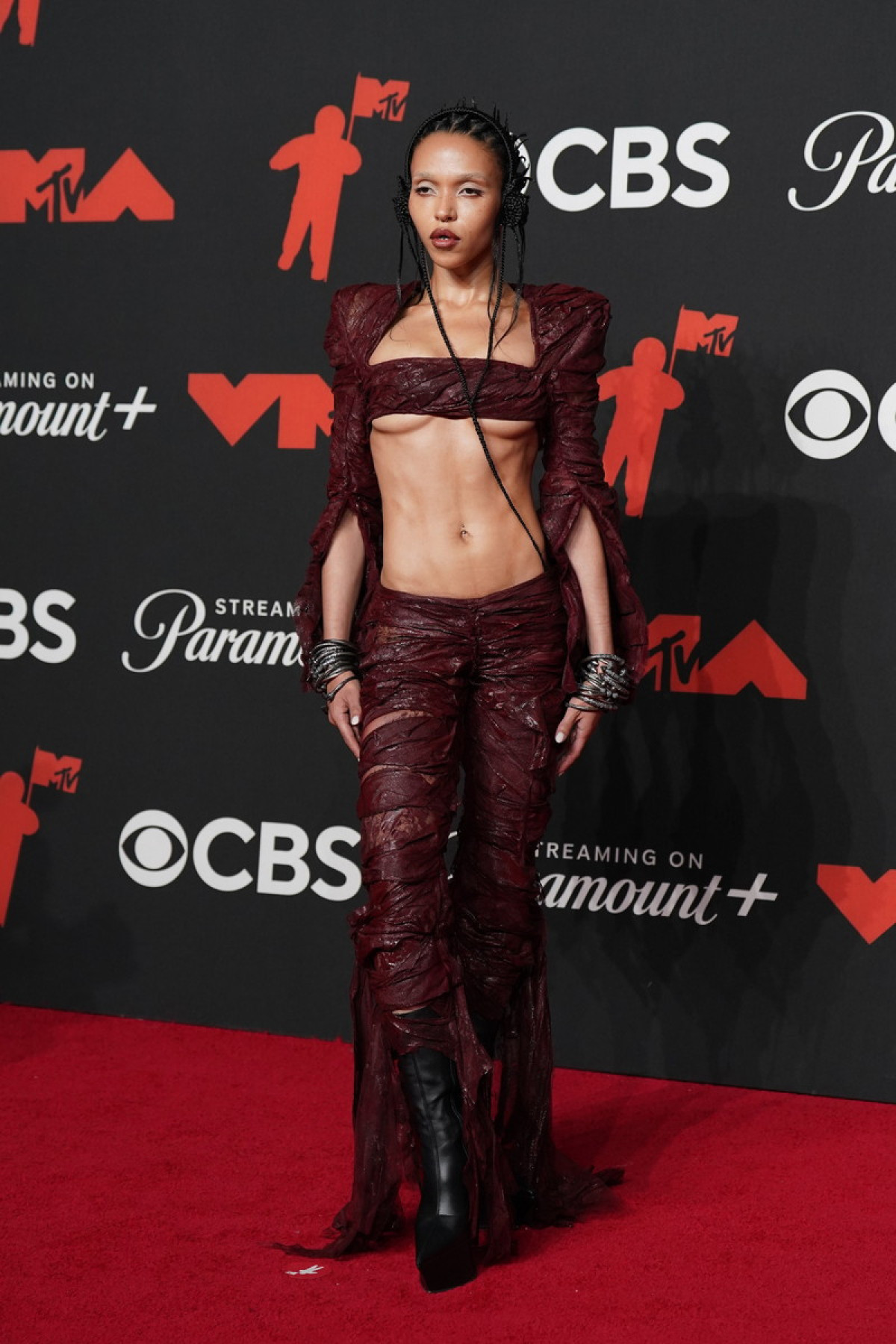 【フォト特集】MTV VMAs 2025開催　レッドカーペットを彩ったアーティストたちの華やかな衣装をチェック！