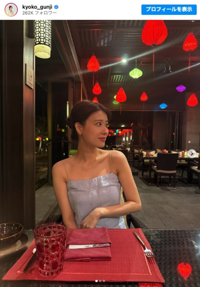 キャミソール姿が美しい郡司恭子アナ ※「郡司恭子」インスタグラム