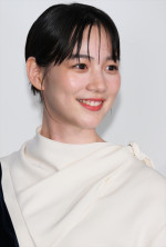 のん、映画『てっぺんの向こうにあなたがいる』初日舞台挨拶に登場