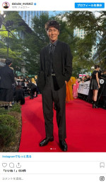 上下黒のシックなジャケット姿でTIFFのレッドカーペットに登場した元木大介　※「元木大介」インスタグラム