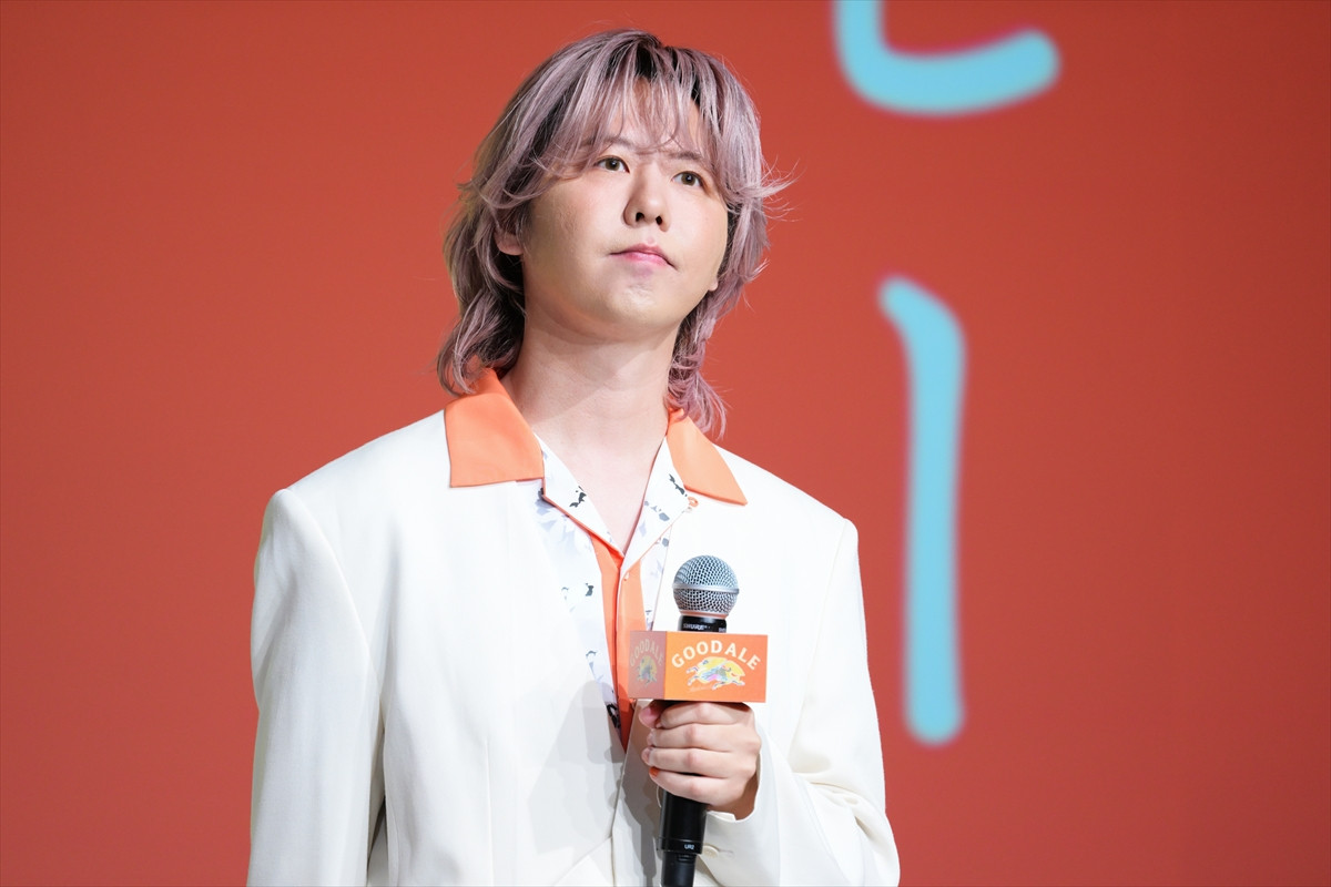 浜辺美波、酒類CM初出演に喜び　ビールの感想には鈴木亮平がいじり「シャンシャン!?」