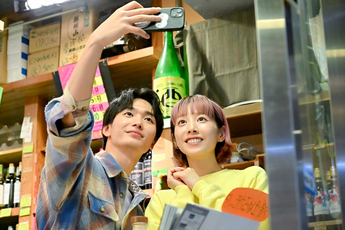 『じゃあ、あんたが作ってみろよ』“鮎美”夏帆にアプローチする“ミナト”青木柚に「年下沼男」「距離感バグ」の声