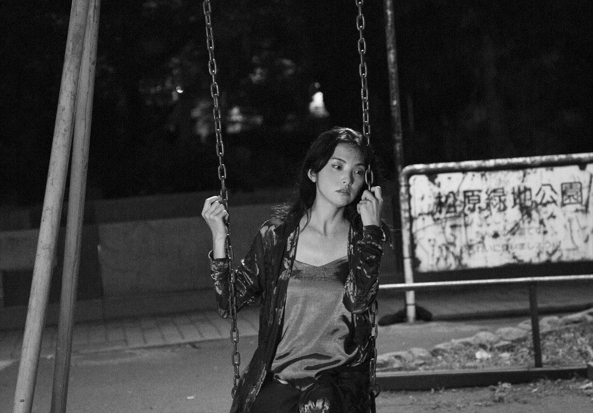 女性を愛することを恐れながらも求めてしまう――綾野剛主演『星と月は天の穴』アザービジュアル&新写真解禁