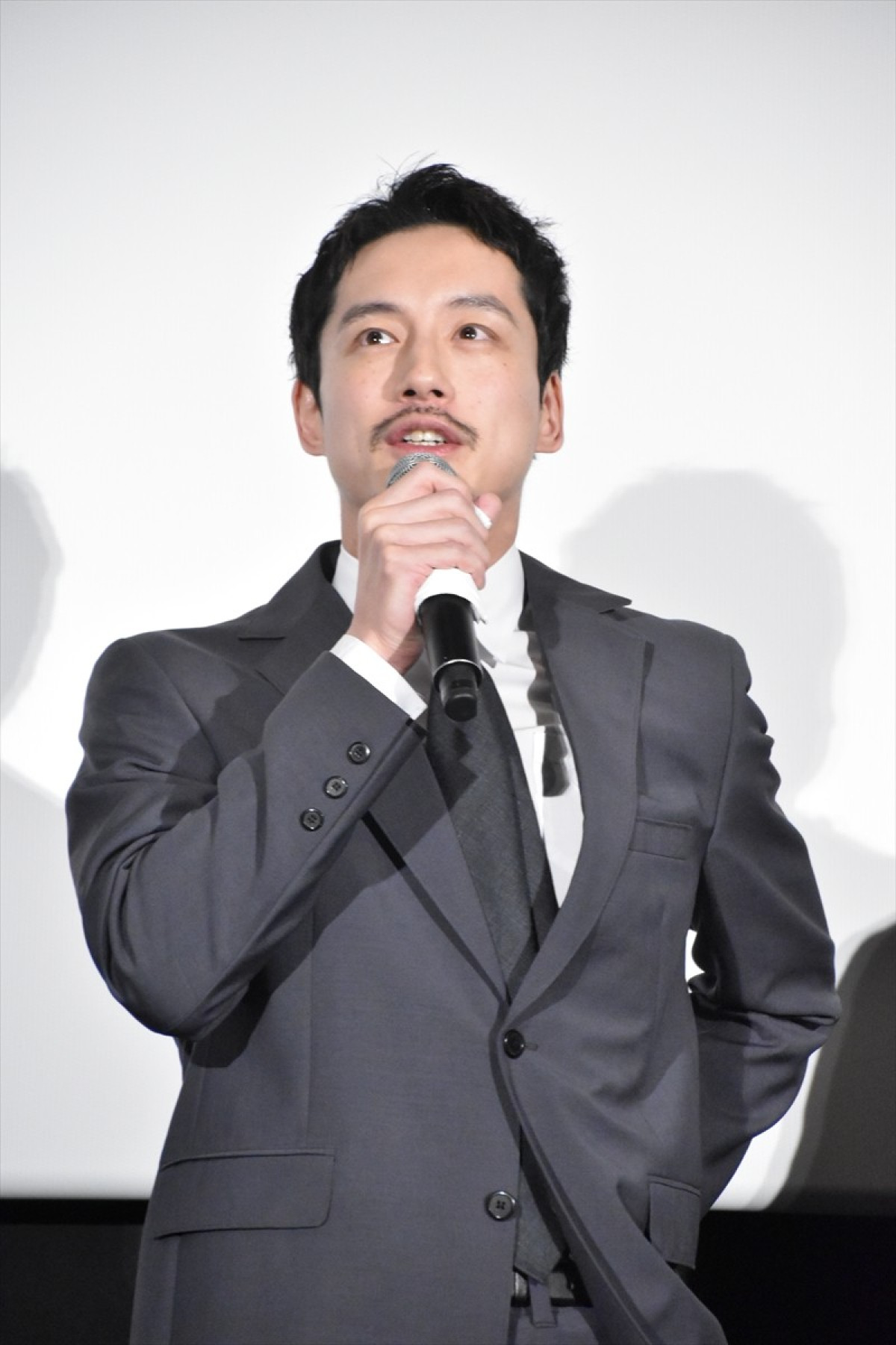 坂口健太郎、さっぱり短髪&髭スタイルで主演映画の舞台挨拶に登場「大変な役でした」