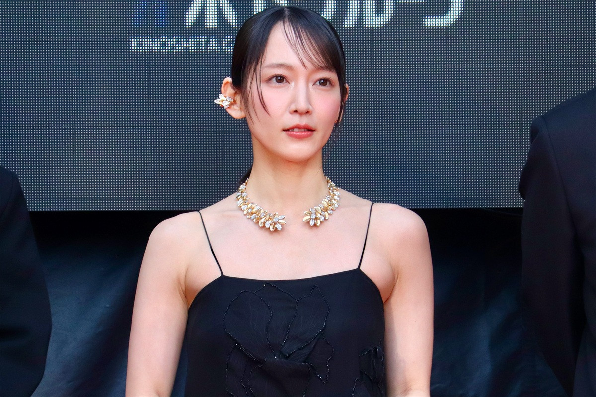「第38回東京国際映画祭」オープニングレッドカーペットに登場した吉岡里帆