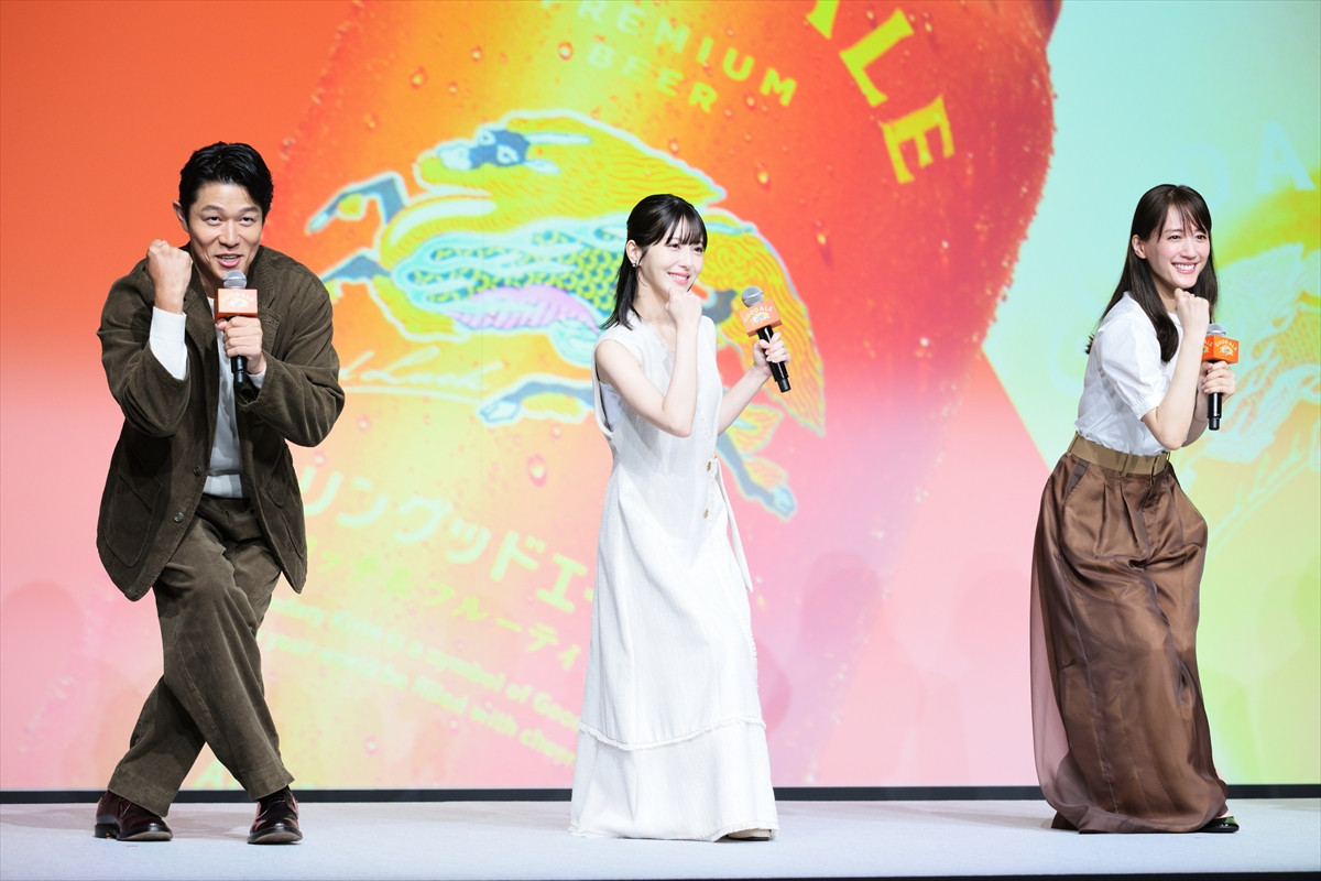 浜辺美波、酒類CM初出演に喜び　ビールの感想には鈴木亮平がいじり「シャンシャン!?」