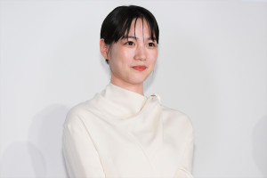 のん、映画『てっぺんの向こうにあなたがいる』初日舞台挨拶に登場