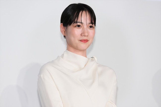 のん、映画『てっぺんの向こうにあなたがいる』初日舞台挨拶に登場