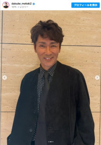 上下黒のシックなジャケット姿でTIFFのレッドカーペットに登場した元木大介　※「元木大介」インスタグラム