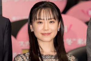 芦田愛菜、映画『果てしなきスカーレット』初日舞台あいさつに登場