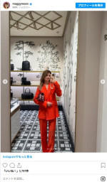 スタイリッシュ！　真紅のジャケット＆パンツのセットアップがカッコいいマギー　※「マギー」インスタグラム