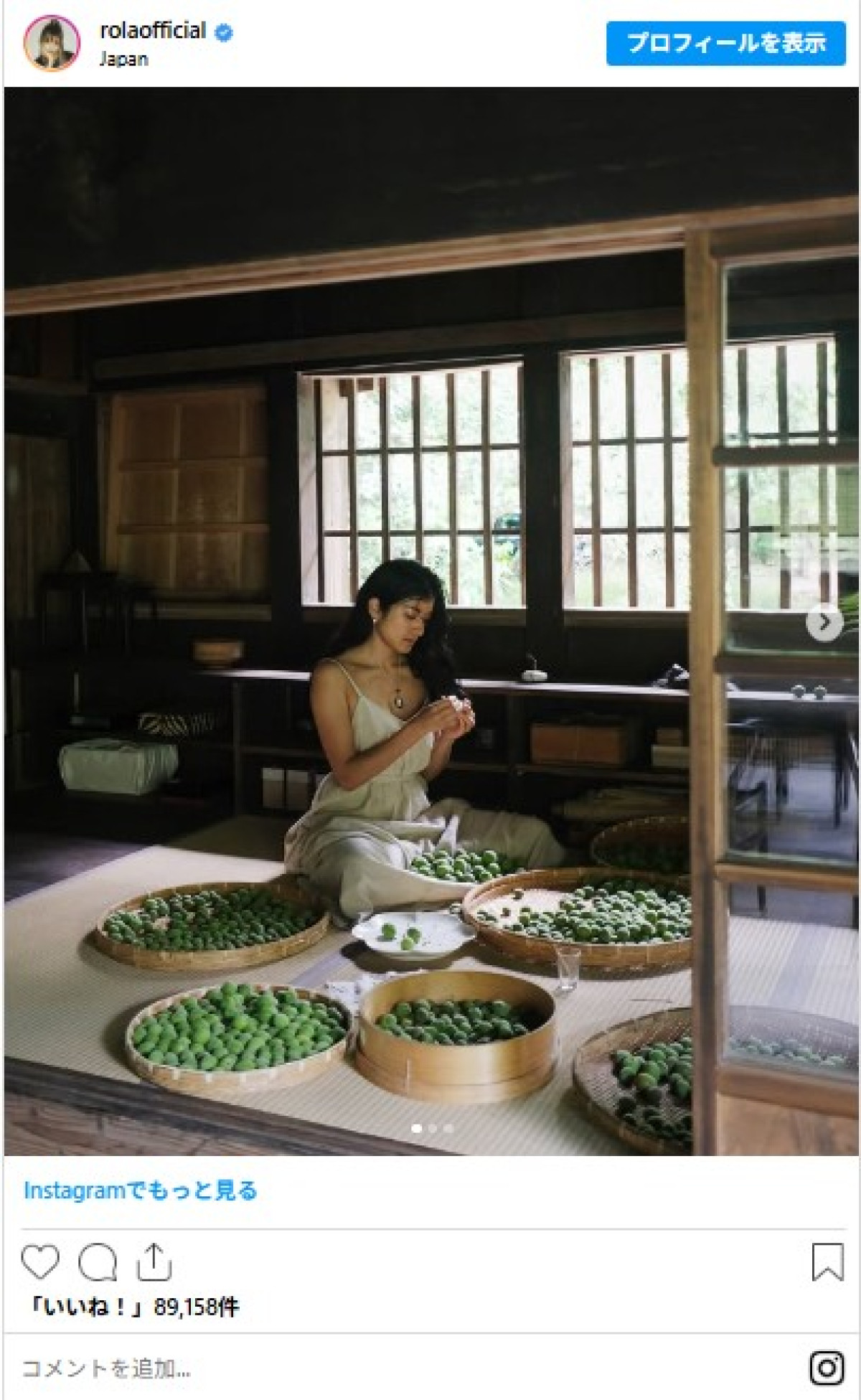 農業勉強中のローラ、背景とギャップがスゴい！　モードファッション×田園風景コレクション