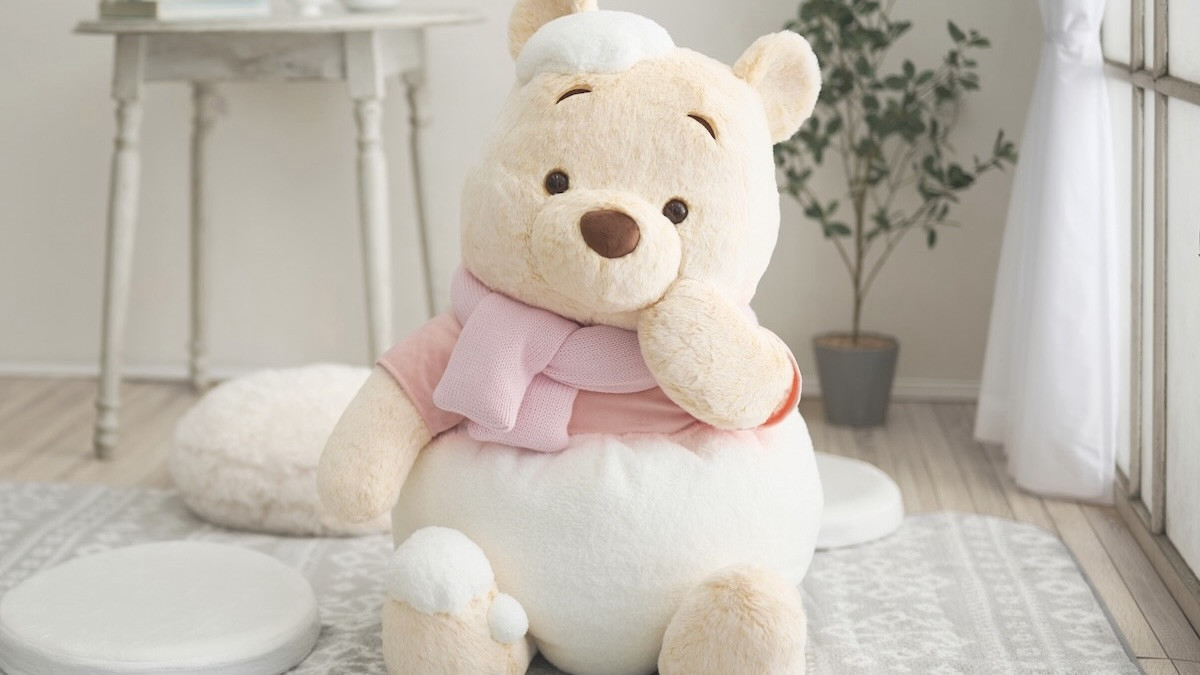 ディズニーストア「WHITE POOH」発売！ マフラー姿の“スーパービッグ