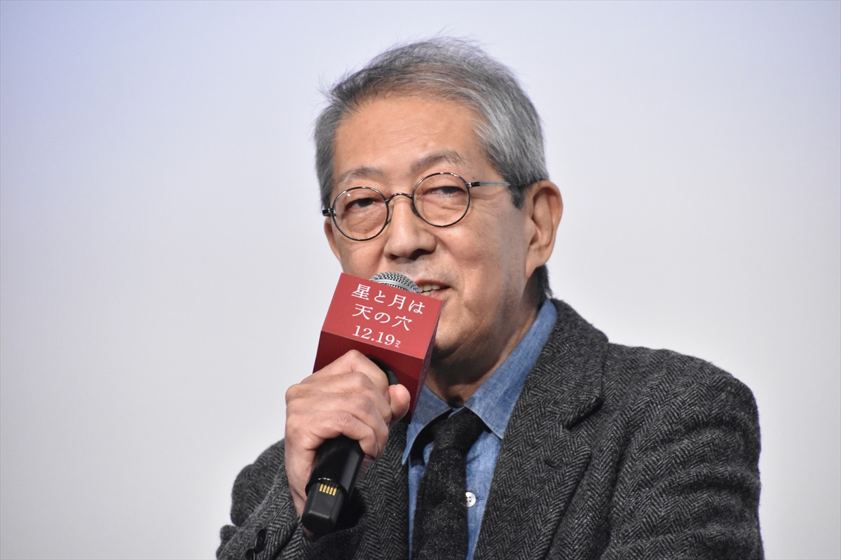 綾野剛、荒井晴彦監督の通訳を担当？　映画『星と月は天の穴』の現場でも“懸け橋”に