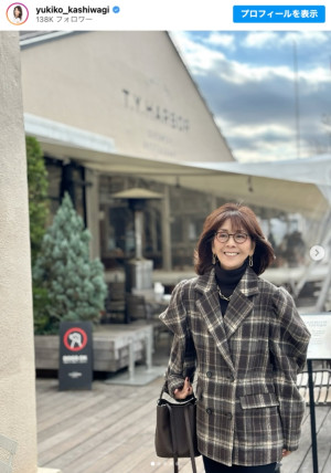 柏木由紀子の洗練チェックコーデ　※「柏木由紀子」インスタグラム