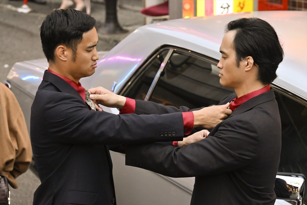 三谷幸喜脚本ドラマ『もしがく』、第9話に佳久創の双子の兄・佳久耀が登場　まるで同一人物な“双子コーデ”を披露