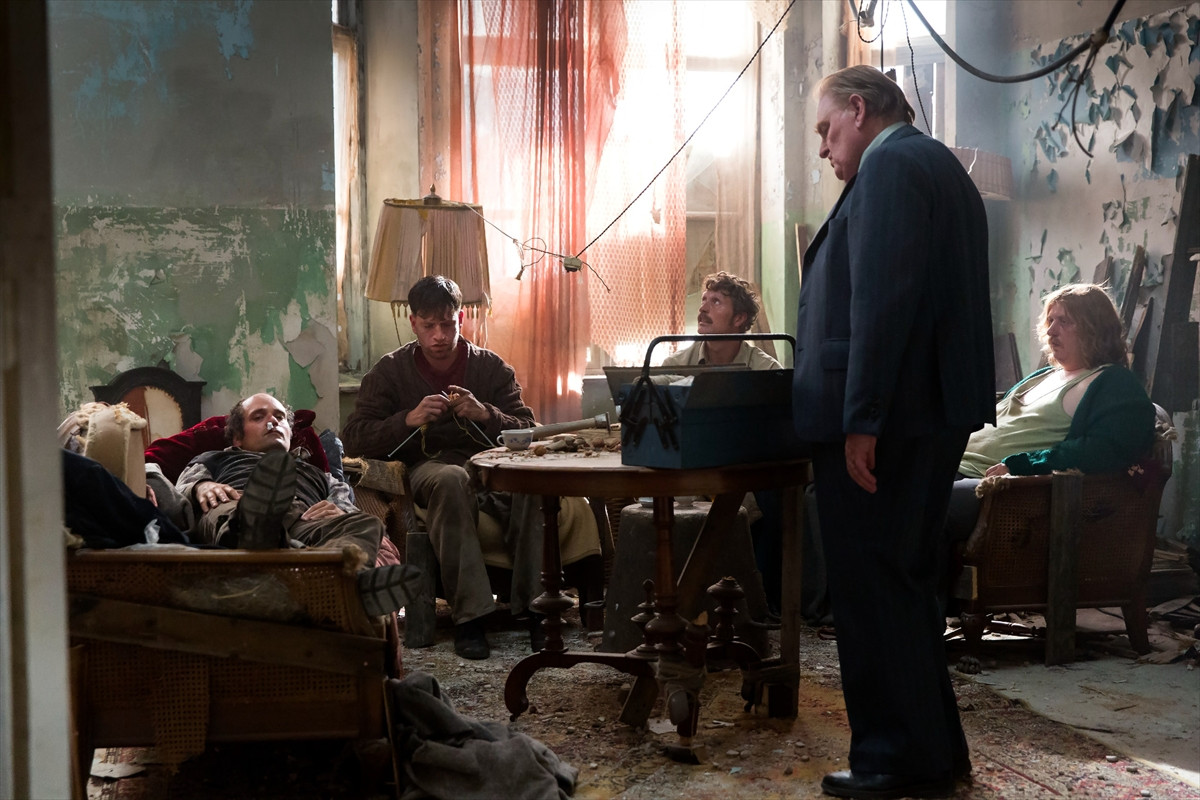 マッツ・ミケルセンの怪演光る！『メン＆チキン』日本初公開決定　予告＆場面写真公開